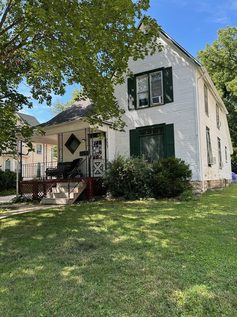 227 W Locust Street, DeKalb, IL 60115