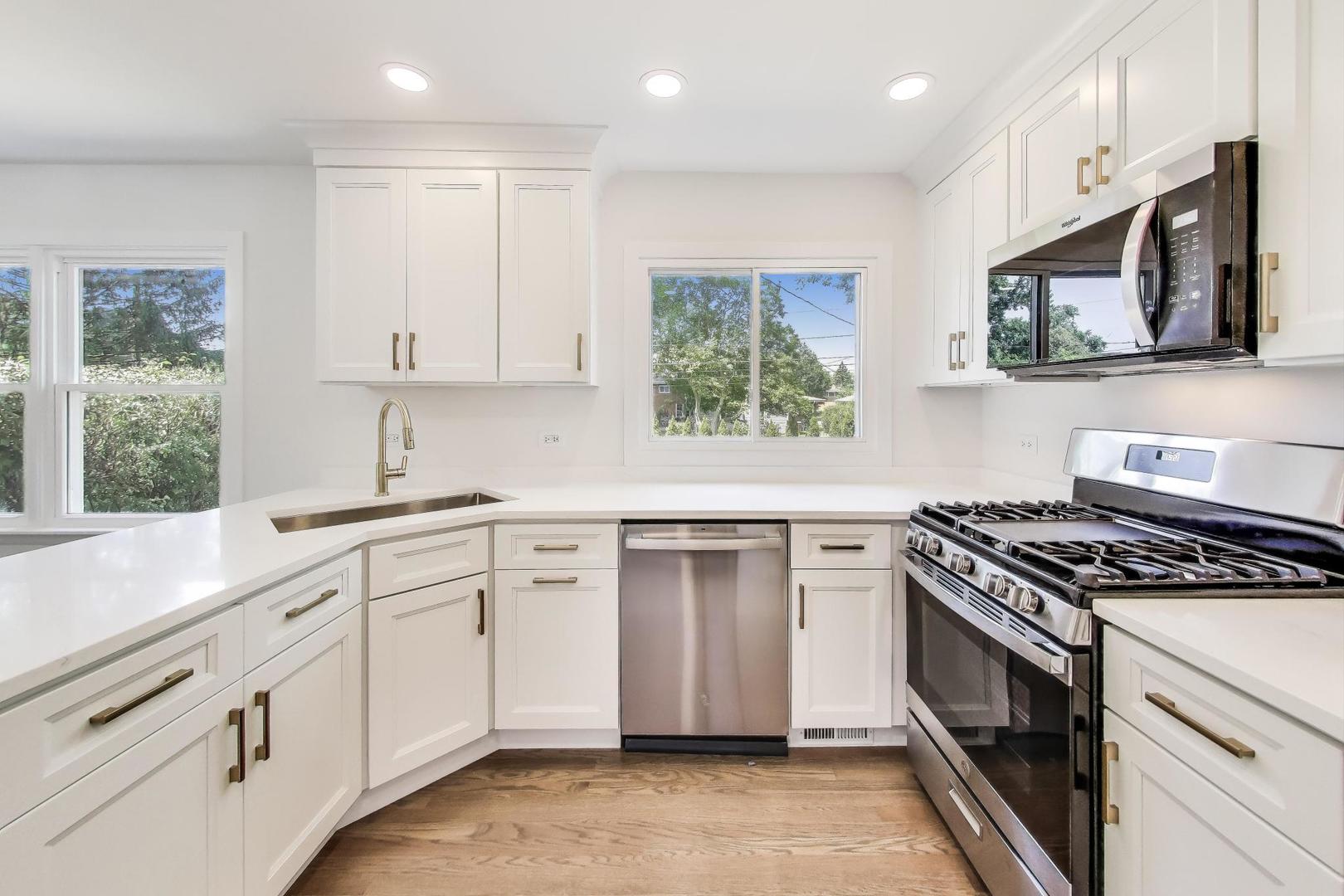 6 S Donald Avenue, Arlington Heights, IL 60004