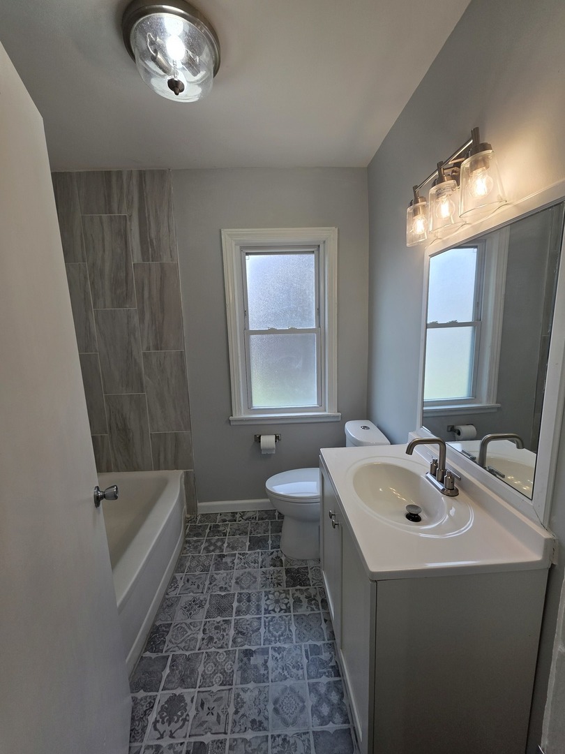 8252 S CALUMET Avenue, Chicago, IL 60619