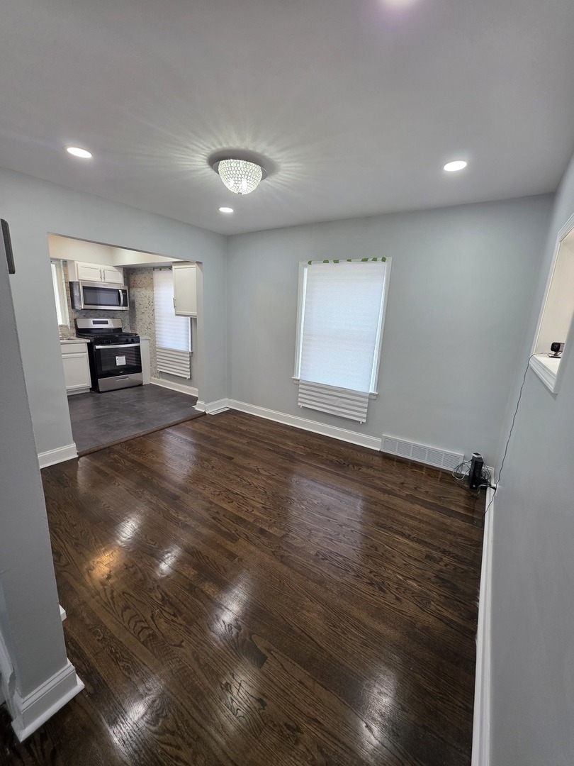 8252 S CALUMET Avenue, Chicago, IL 60619