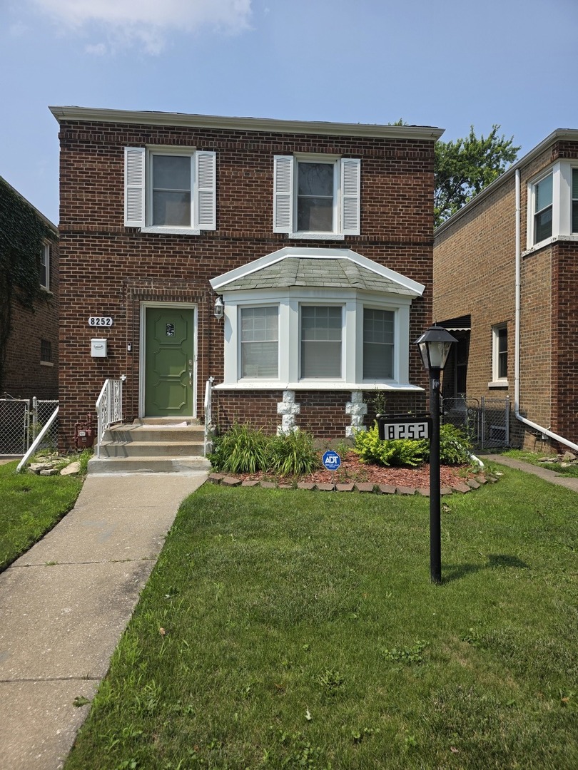 8252 S CALUMET Avenue, Chicago, IL 60619