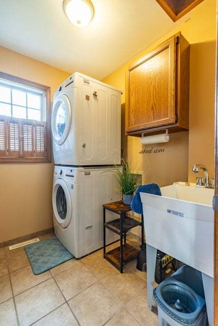 2715 Capri Drive, Schererville, IN 46375