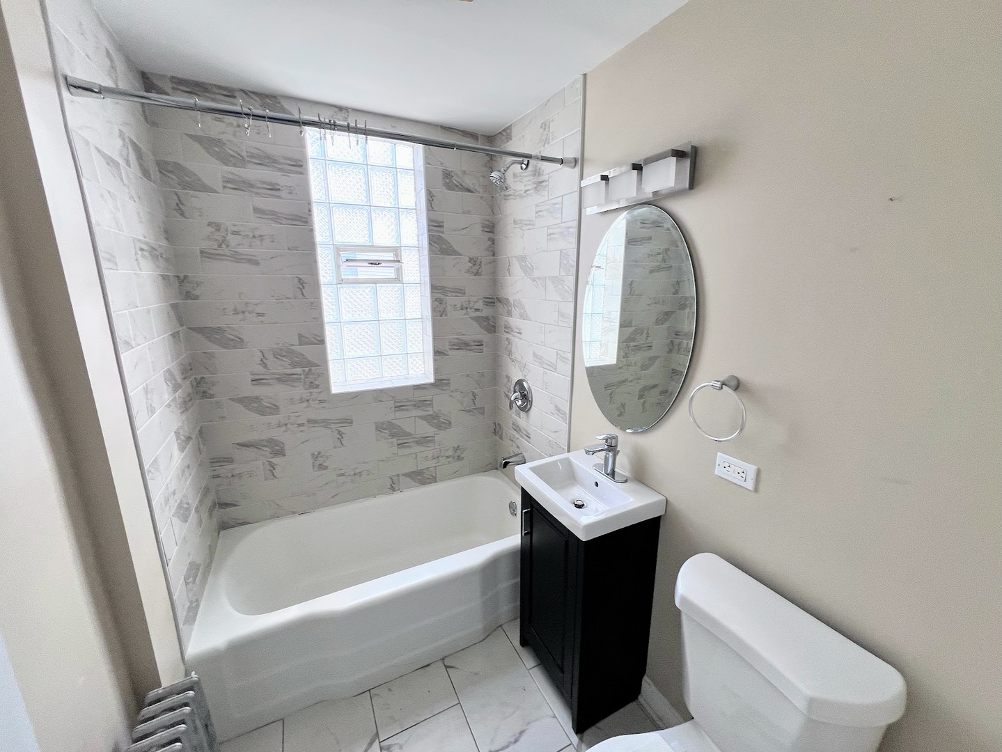 2310 N Hamlin Avenue #1F, Chicago, IL 60647