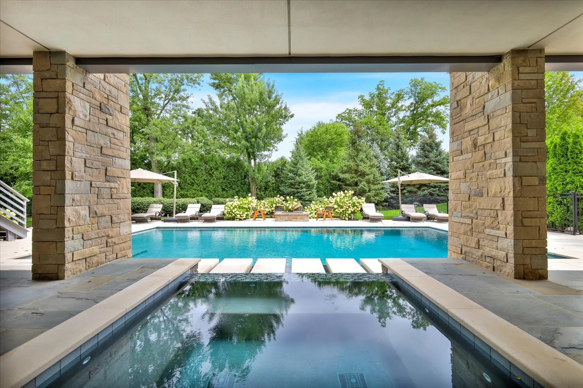 412 Fox Trail Court, Oak Brook, IL 60523