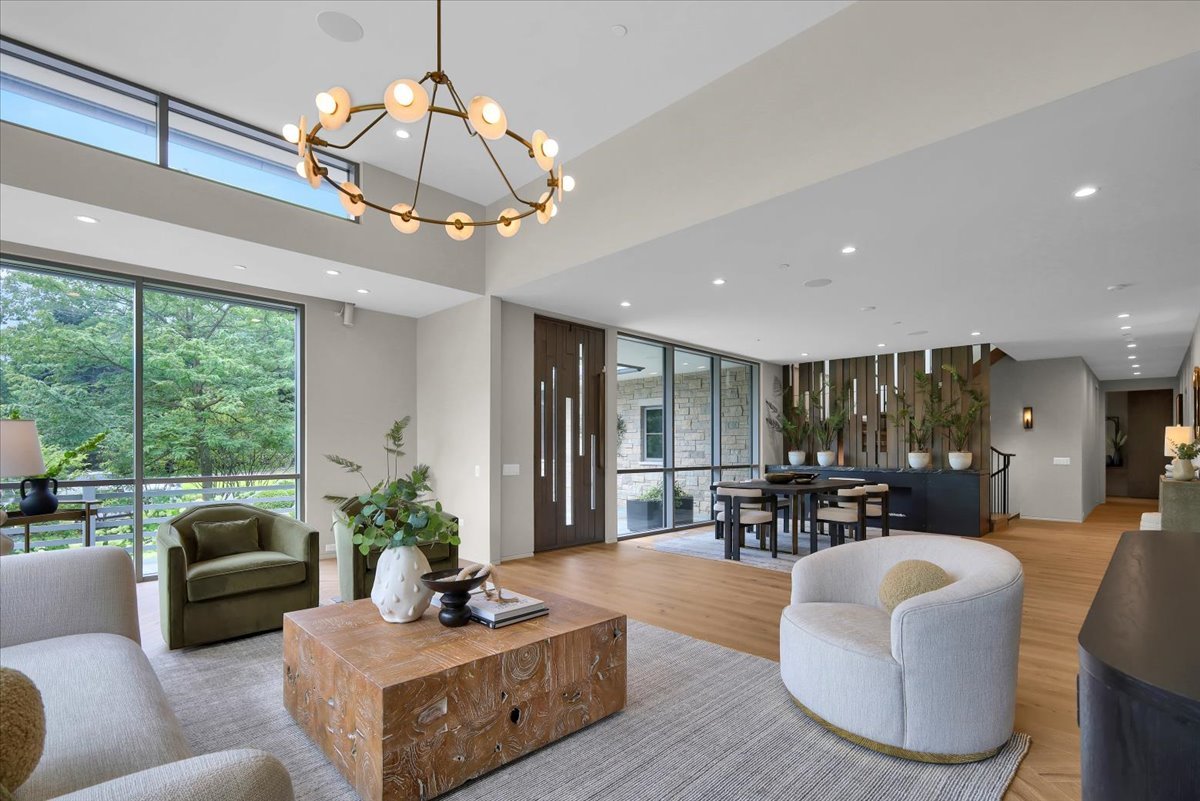 412 Fox Trail Court, Oak Brook, IL 60523