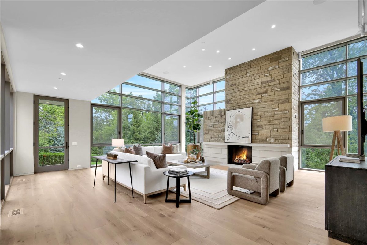 412 Fox Trail Court, Oak Brook, IL 60523