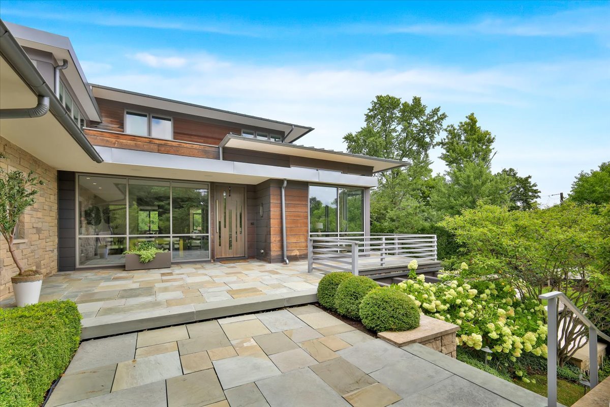 412 Fox Trail Court, Oak Brook, IL 60523
