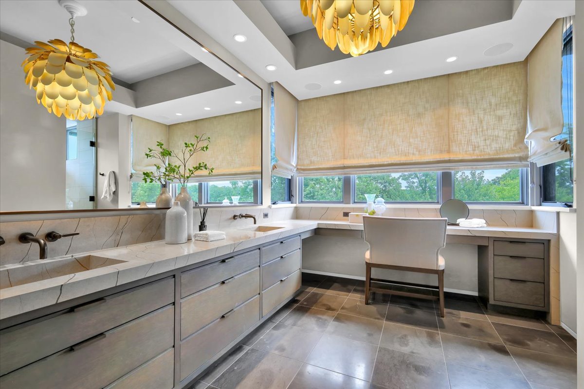 412 Fox Trail Court, Oak Brook, IL 60523