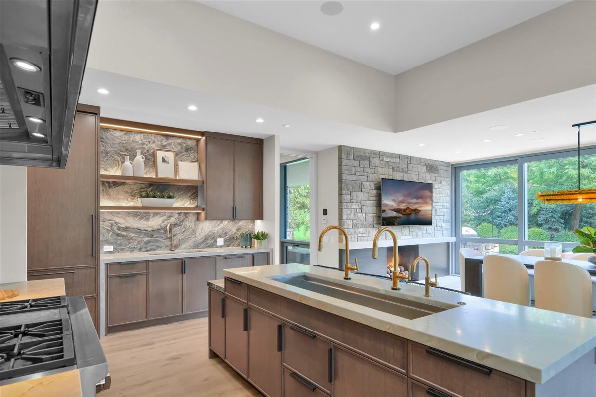 412 Fox Trail Court, Oak Brook, IL 60523