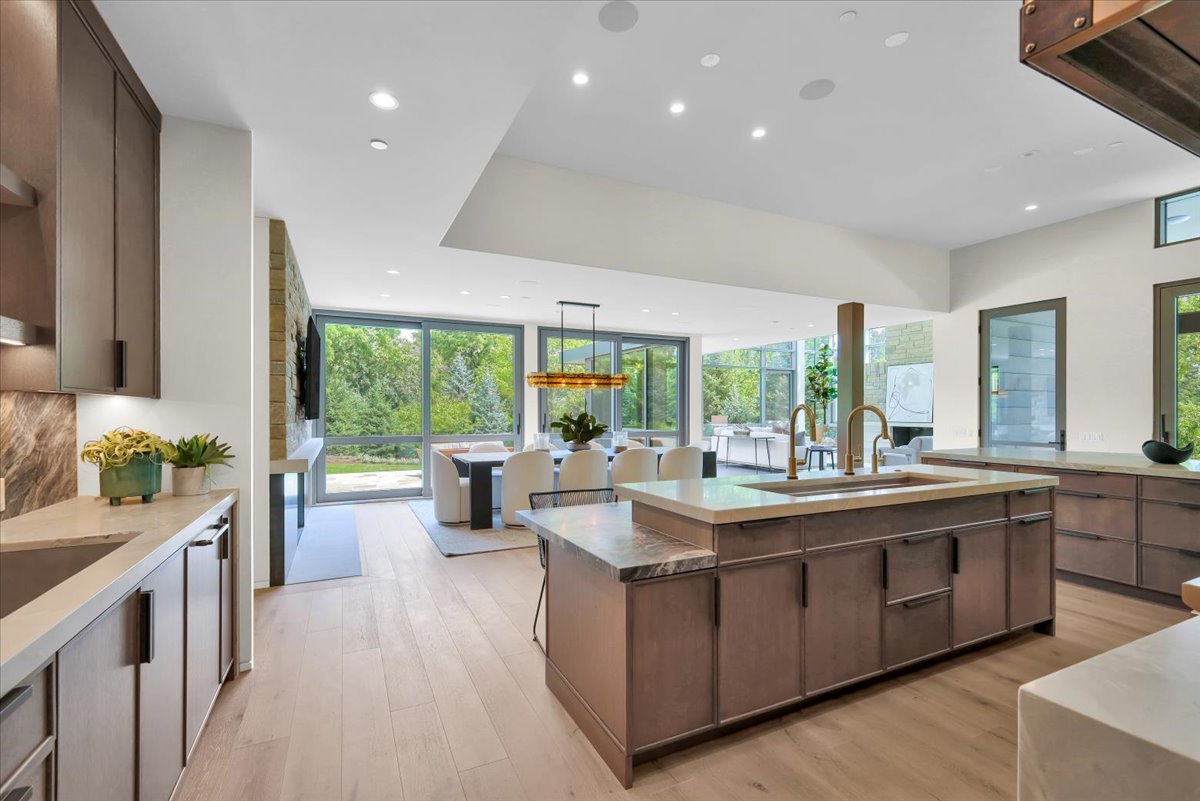 412 Fox Trail Court, Oak Brook, IL 60523