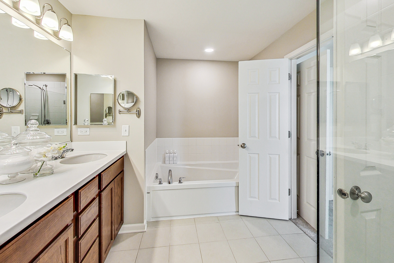 598 Station Park Circle #598, Grayslake, IL 60030