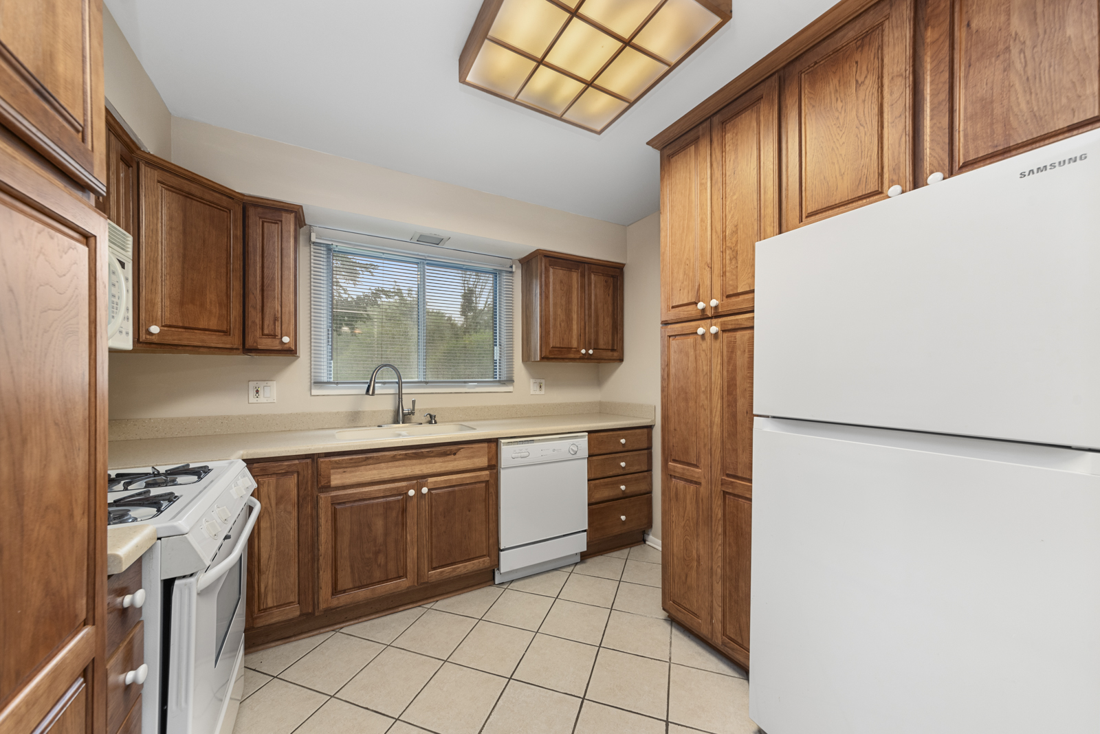 855 Johnstown Lane #A, Wheaton, IL 60189