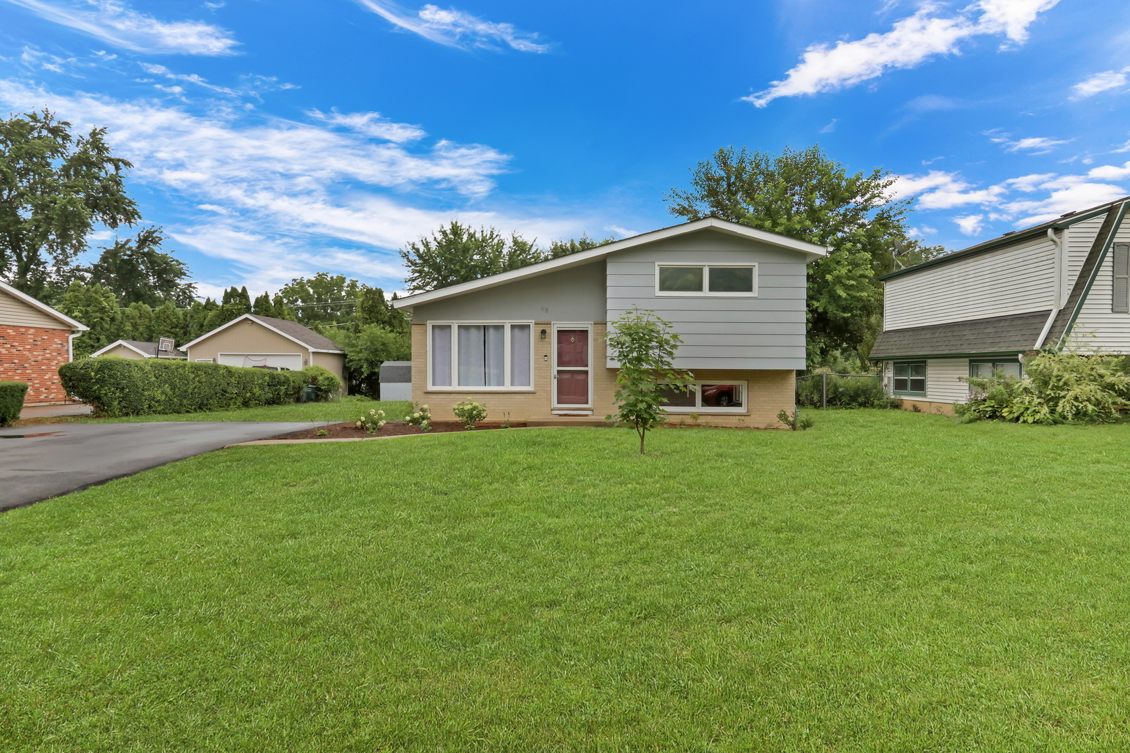 65 Hickory Drive, Lindenhurst, IL 60046