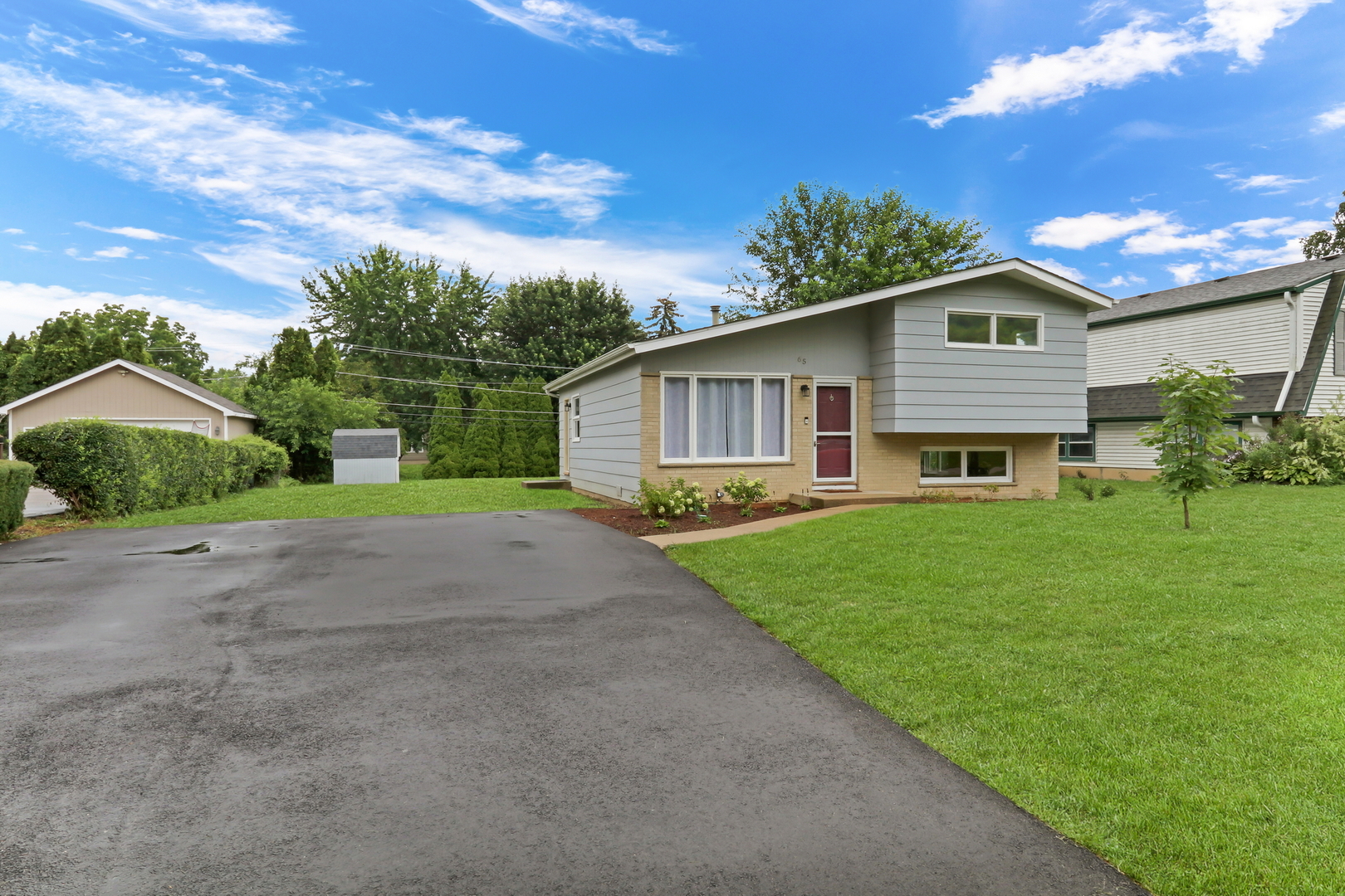 65 Hickory Drive, Lindenhurst, IL 60046