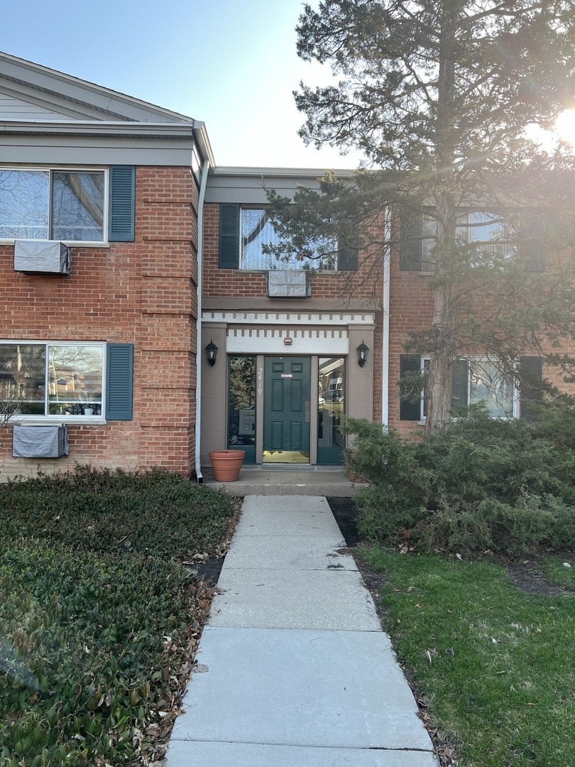 2419 S GOEBBERT Road #210, Arlington Heights, IL 60005