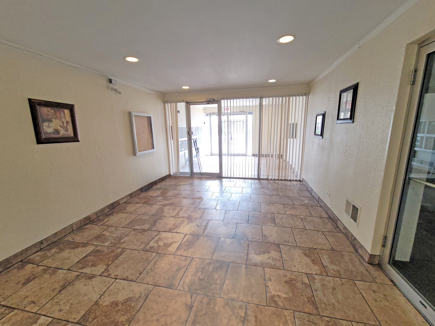 1227 S Harlem Avenue #208, Berwyn, IL 60402