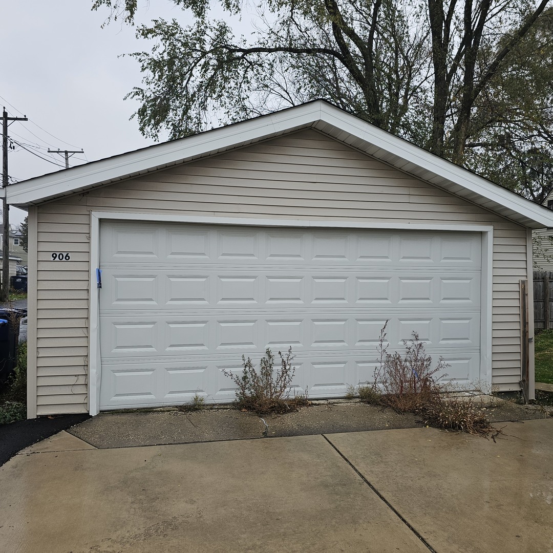 906 S 10th Avenue, Maywood, IL 60153