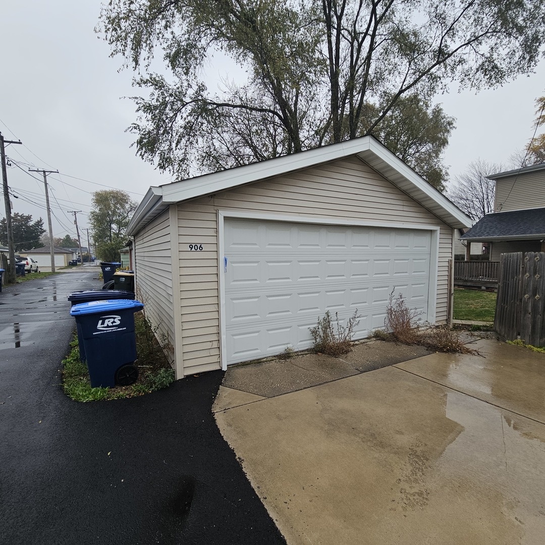 906 S 10th Avenue, Maywood, IL 60153