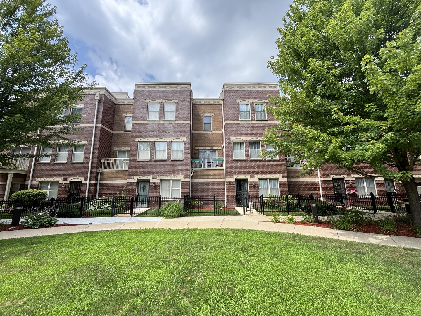4115 S Maryland Avenue, Chicago, IL 60638