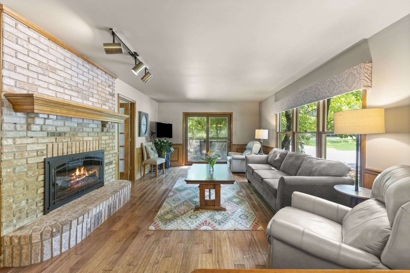 28W041 Greenview Avenue, Warrenville, IL 60555