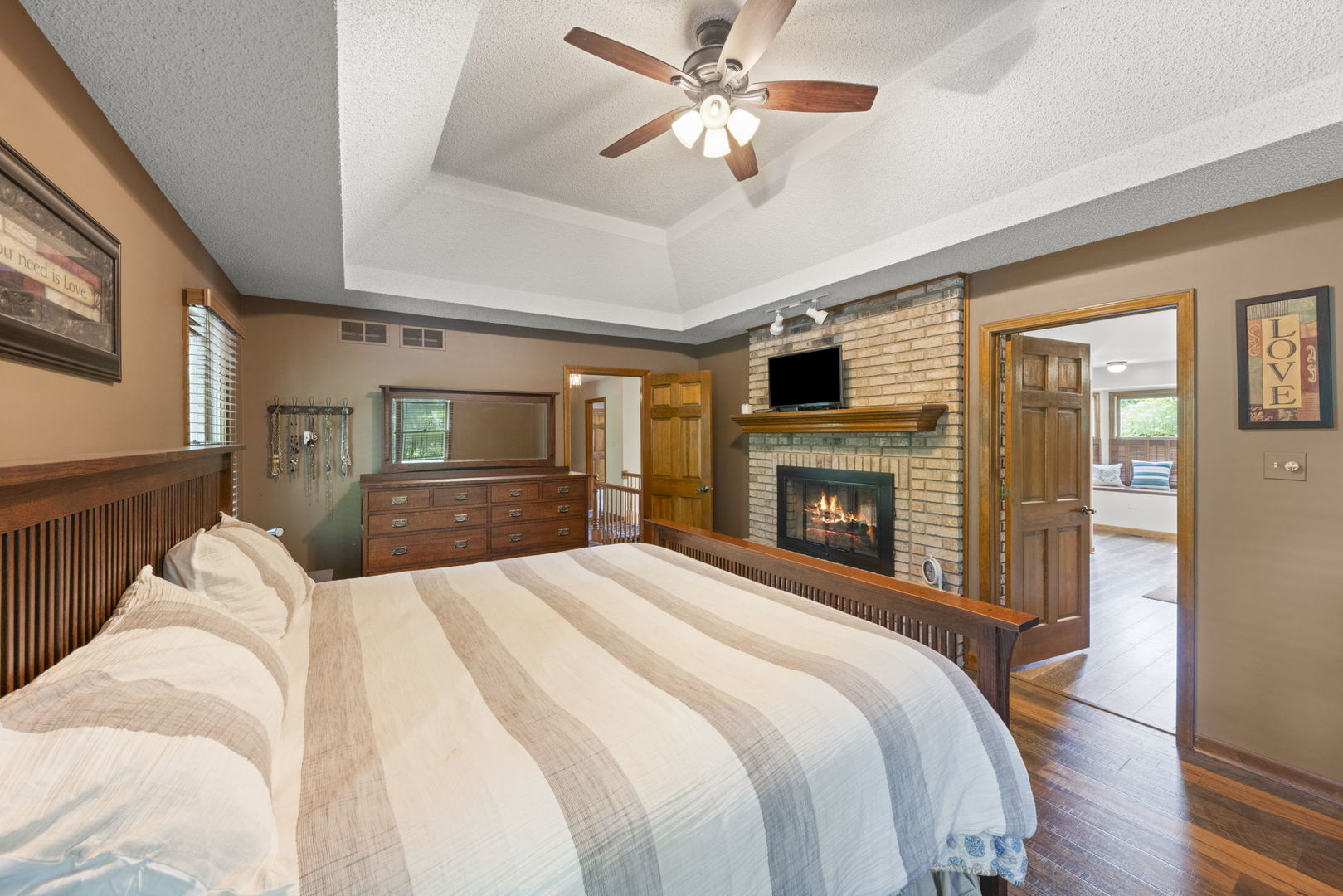 28W041 Greenview Avenue, Warrenville, IL 60555