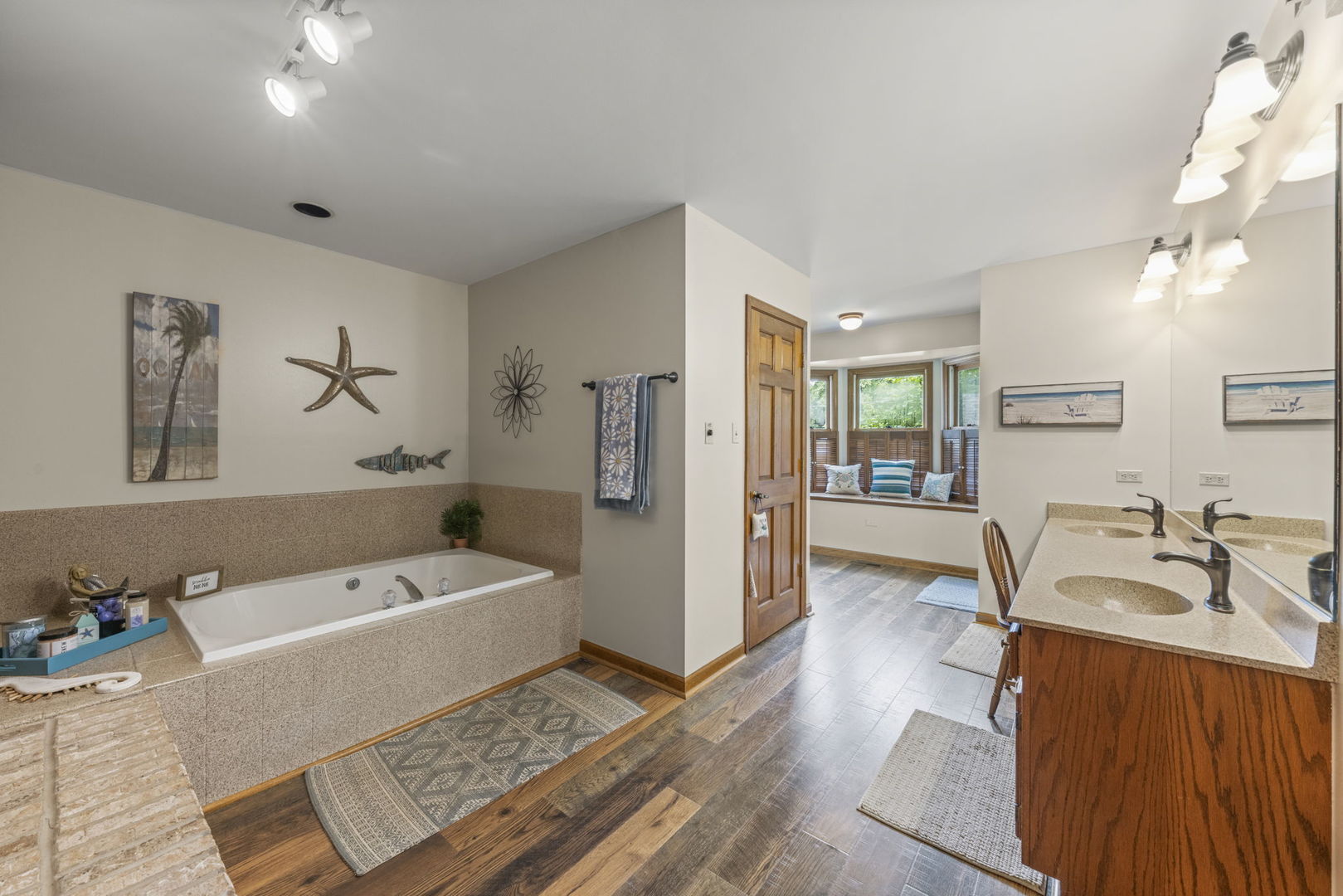 28W041 Greenview Avenue, Warrenville, IL 60555