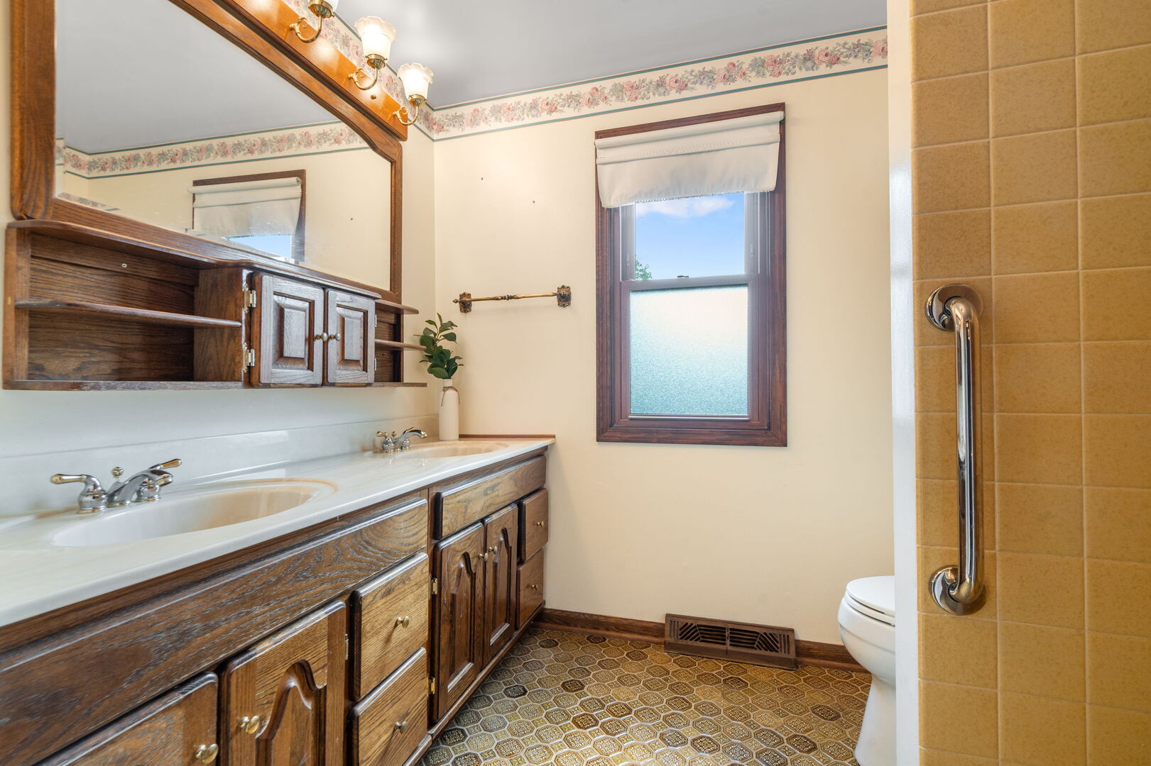2011 E Canterbury Drive, Arlington Heights, IL 60004