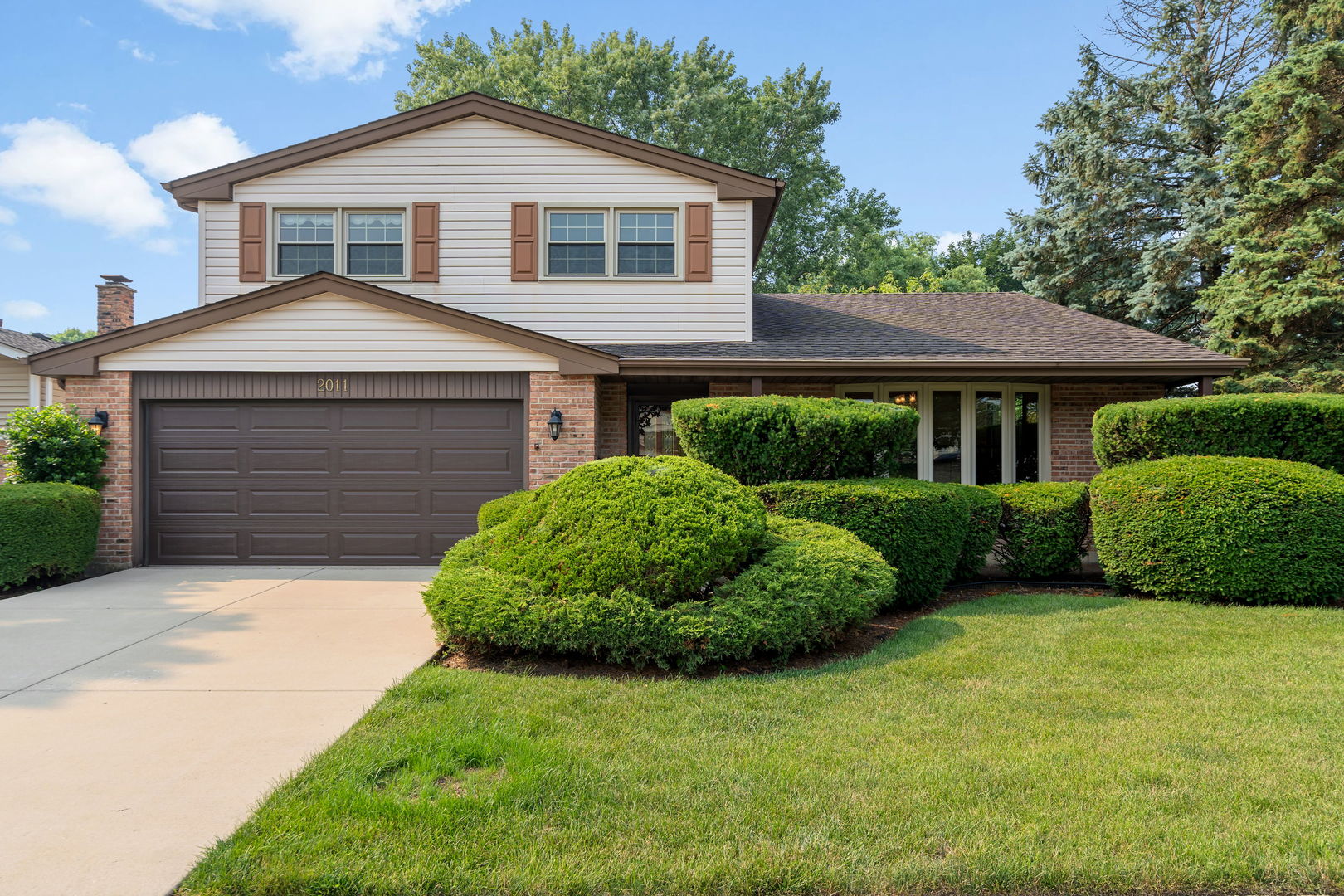 2011 E Canterbury Drive, Arlington Heights, IL 60004
