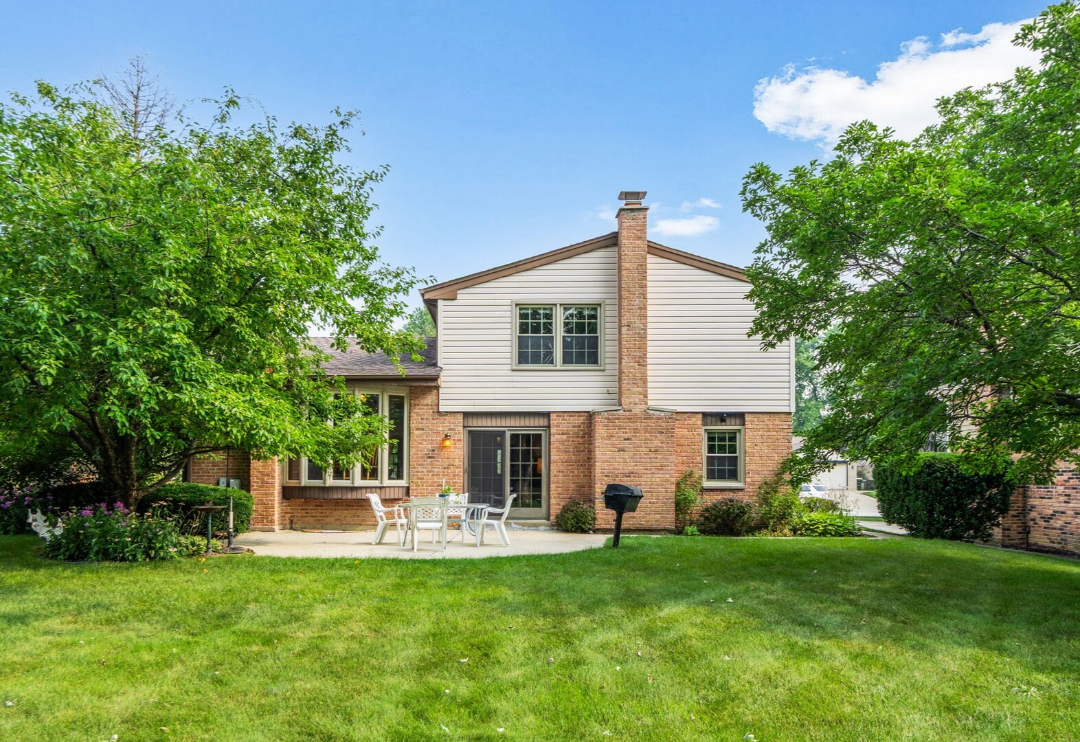 2011 E Canterbury Drive, Arlington Heights, IL 60004