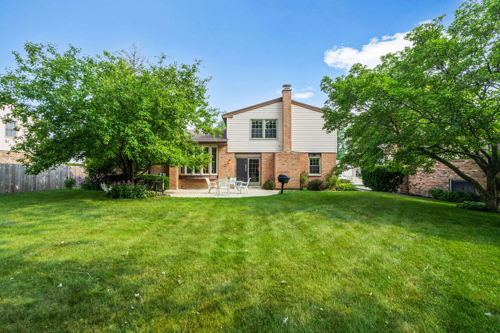 2011 E Canterbury Drive, Arlington Heights, IL 60004