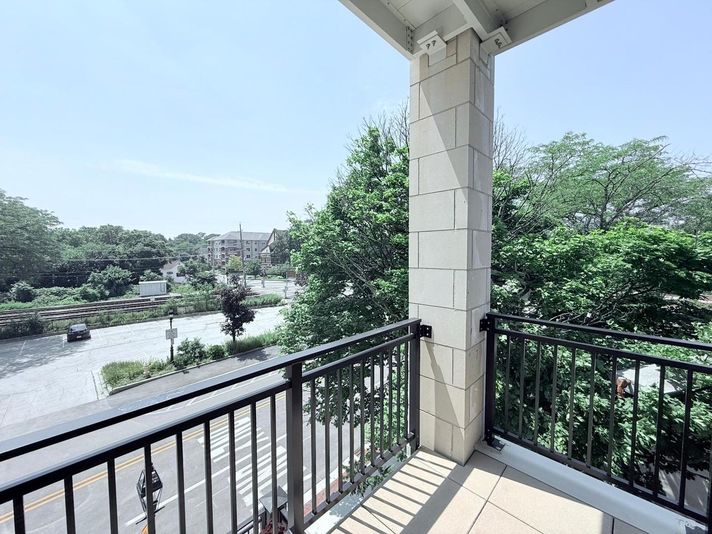 464 Glenwood Avenue #304, Glen Ellyn, IL 60137