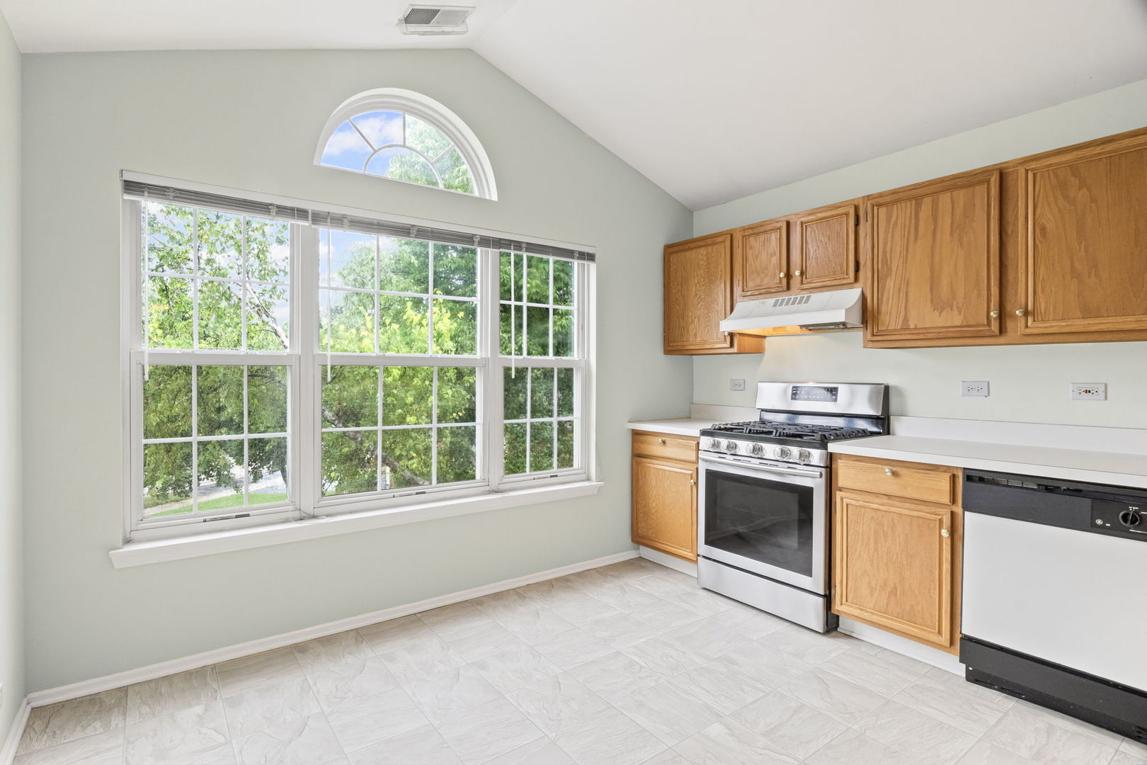 1631 Columbia Circle #2, Bartlett, IL 60103