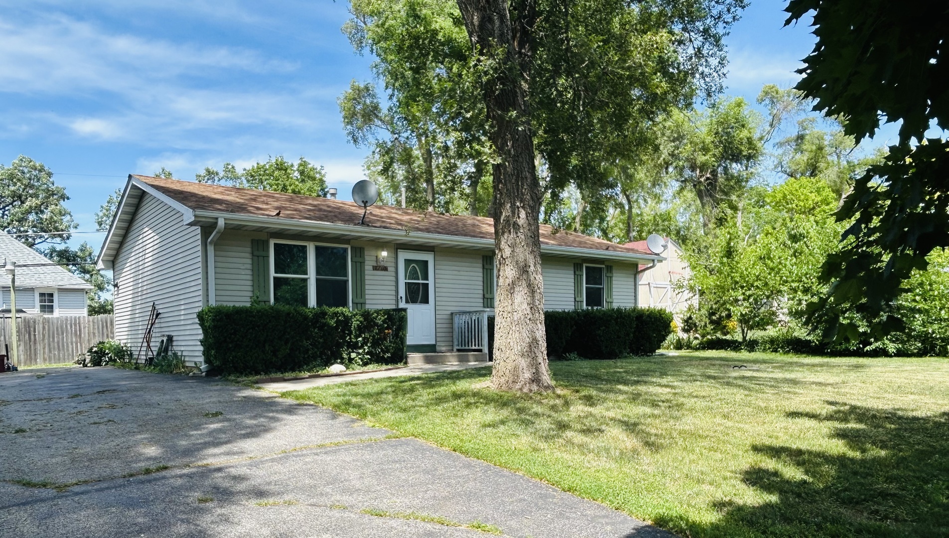 7710 E Sunset Drive, Wonder Lake, IL 60097
