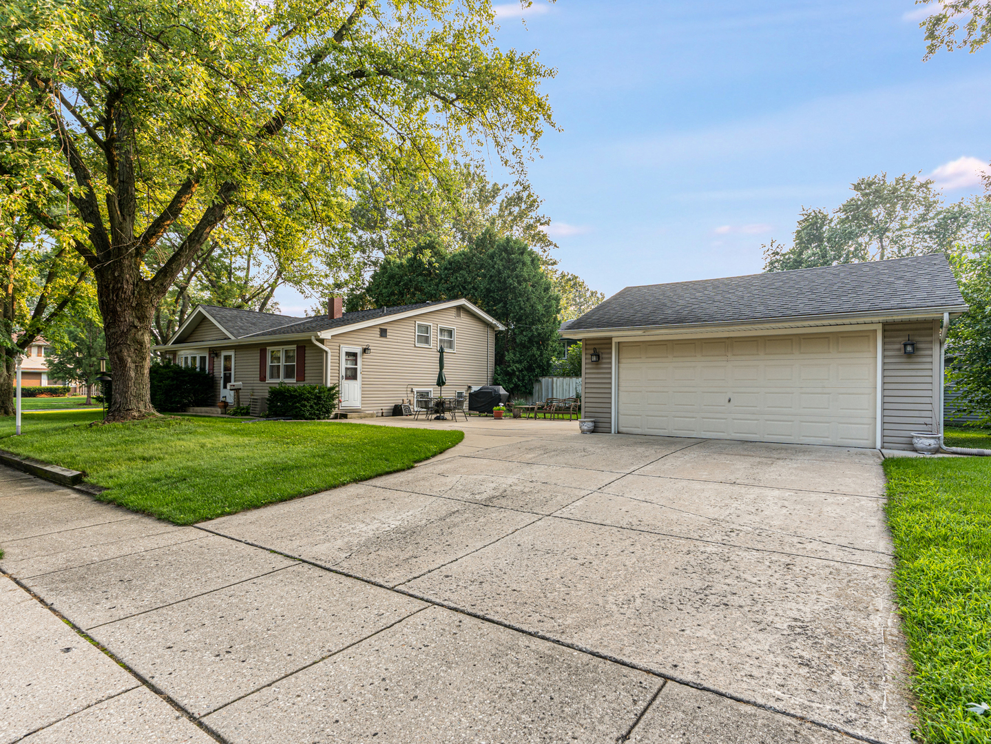556 Lowden Avenue, Glen Ellyn, IL 60137