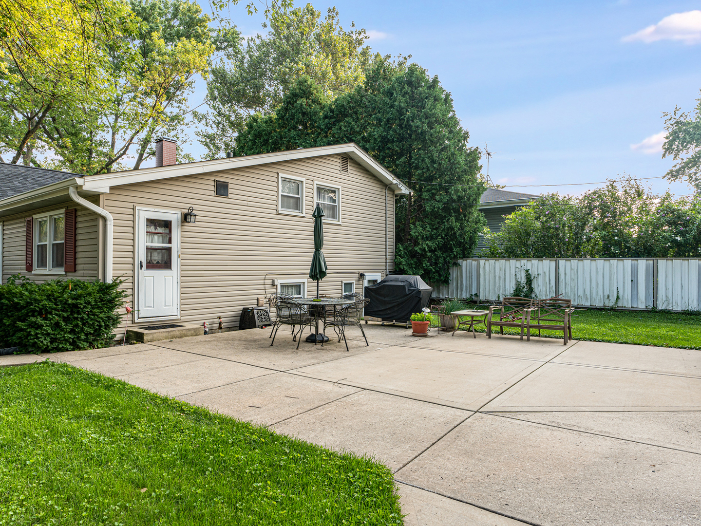 556 Lowden Avenue, Glen Ellyn, IL 60137
