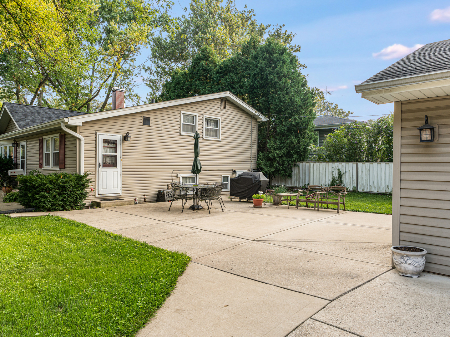 556 Lowden Avenue, Glen Ellyn, IL 60137