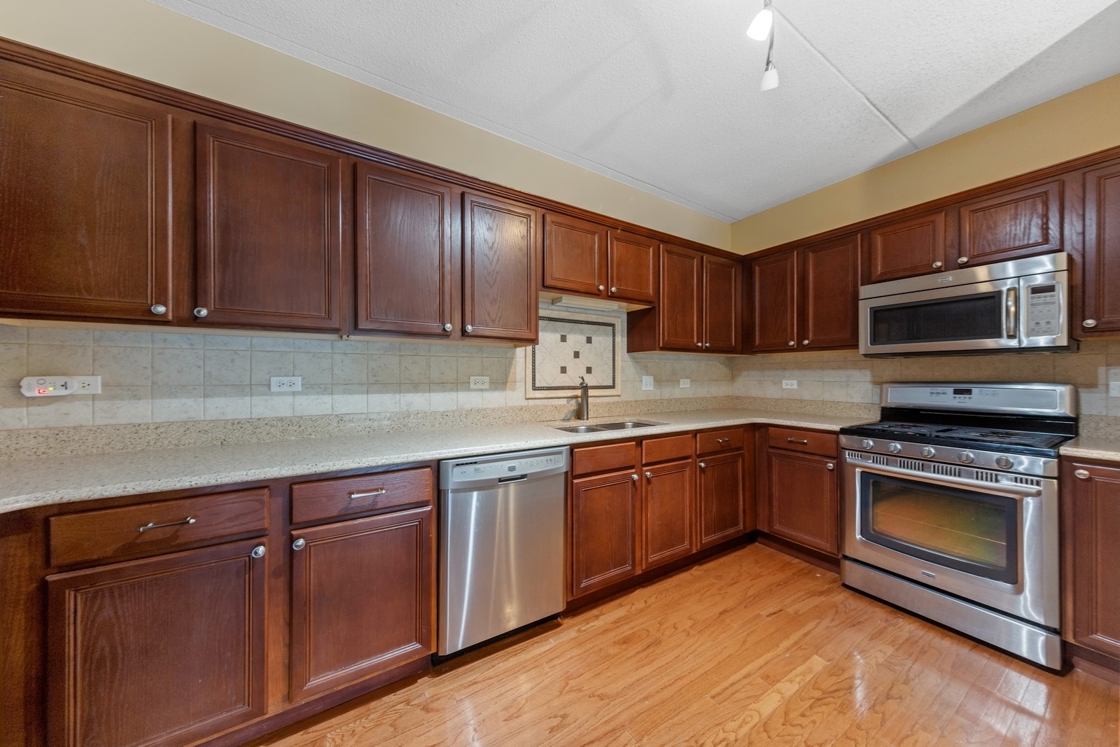 434 McDaniels Circle #304, Clarendon Hills, IL 60514