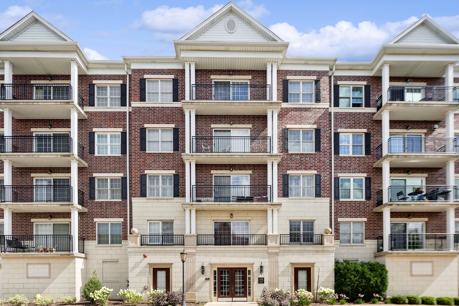 434 McDaniels Circle #304, Clarendon Hills, IL 60514