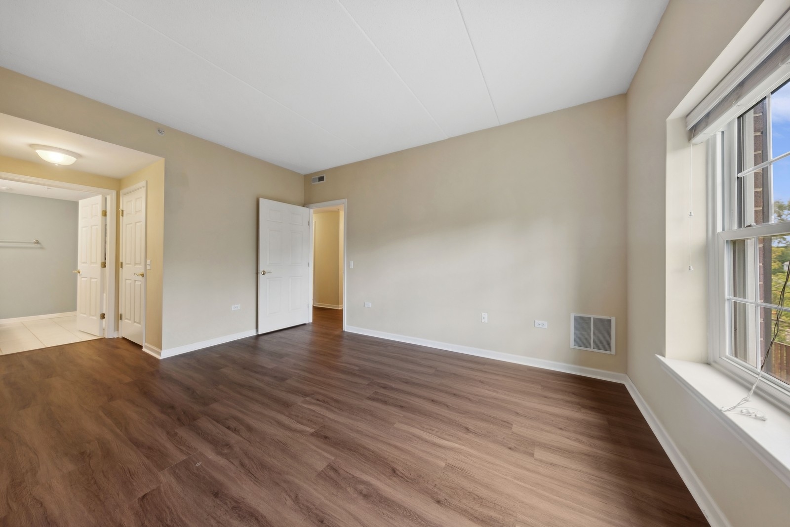 434 McDaniels Circle #304, Clarendon Hills, IL 60514