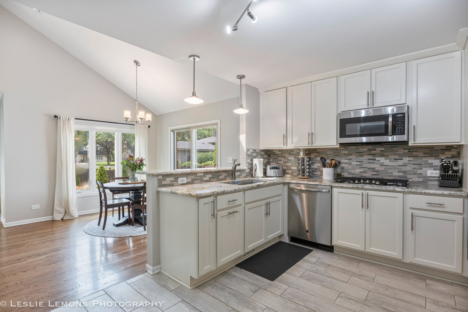 1917 Holly Avenue, Darien, IL 60561