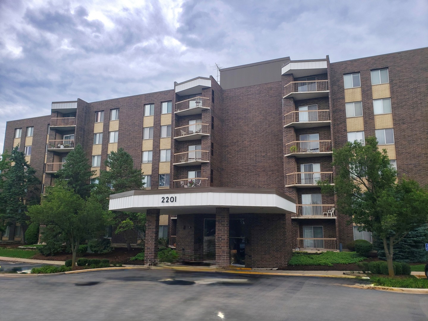 2201 Grace Street #100, Lombard, IL 60148