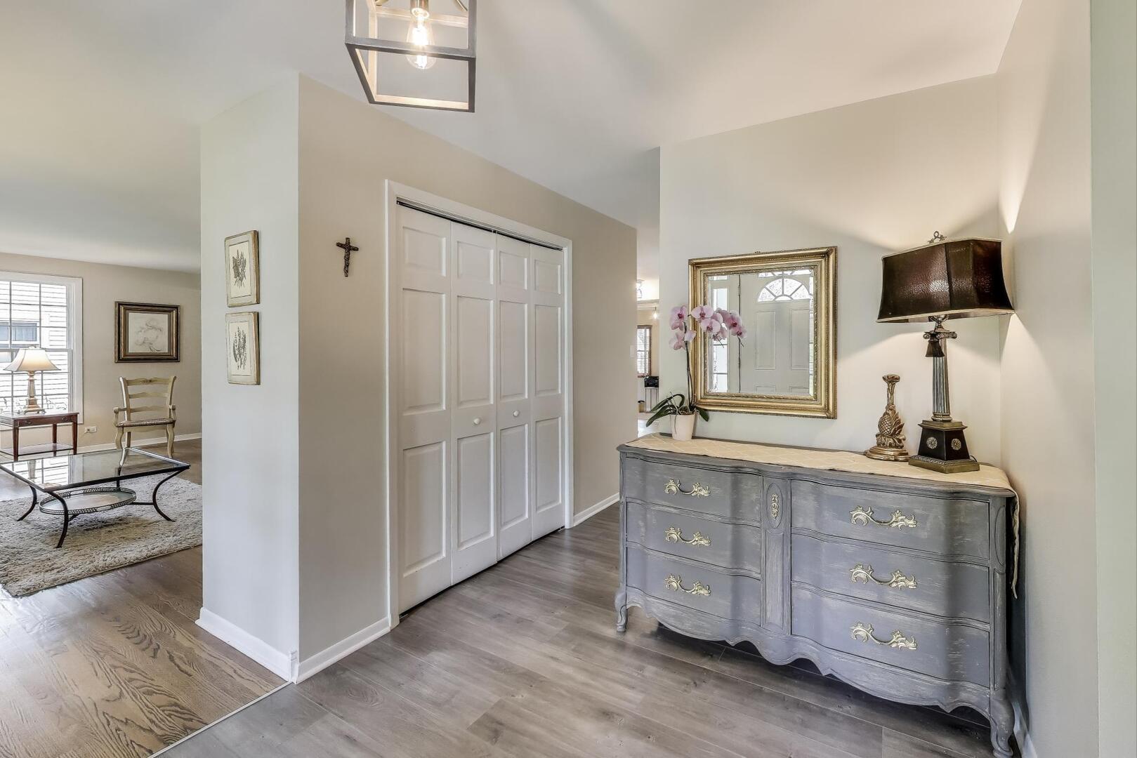 1021 Tamarack Drive, Darien, IL 60561