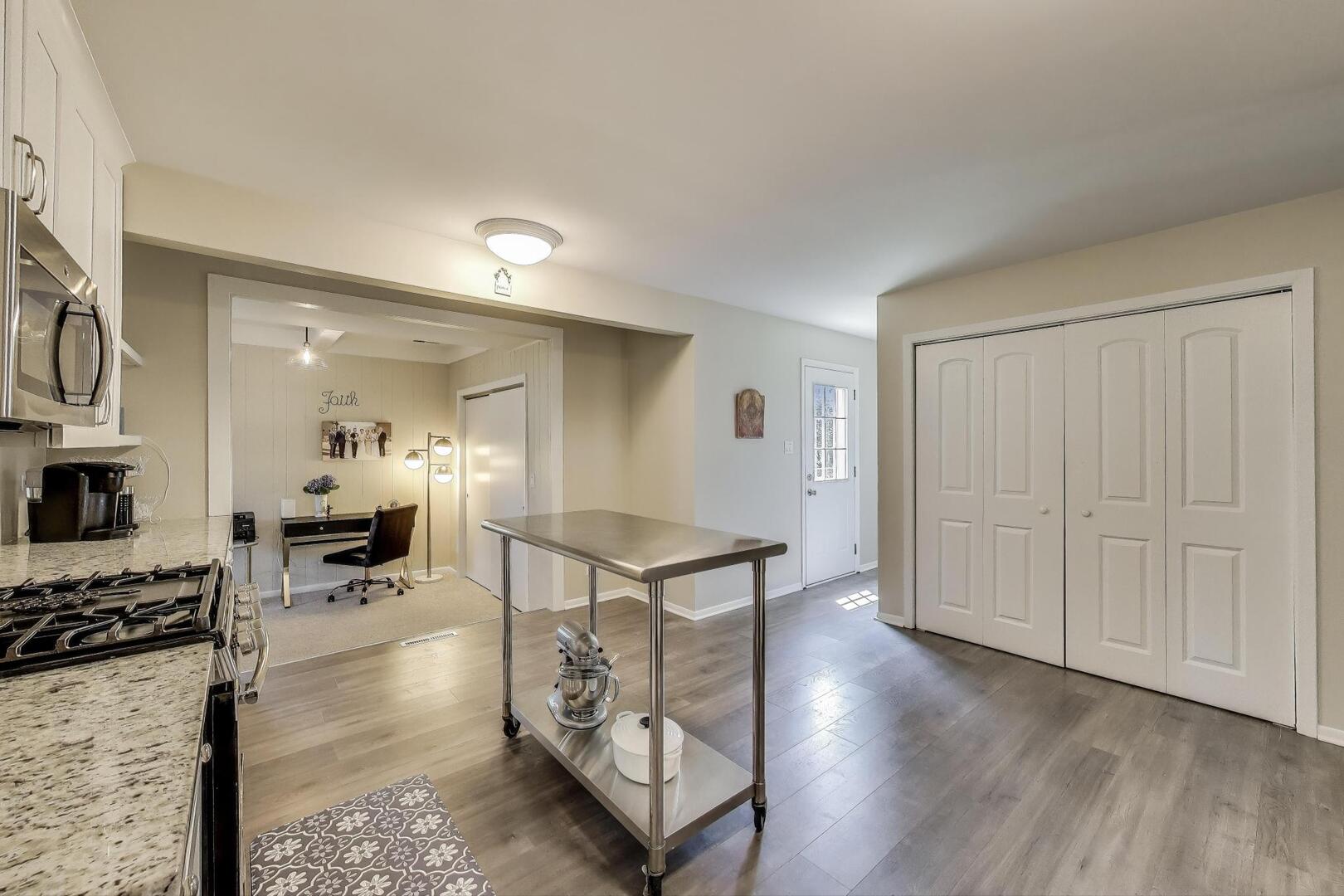 1021 Tamarack Drive, Darien, IL 60561