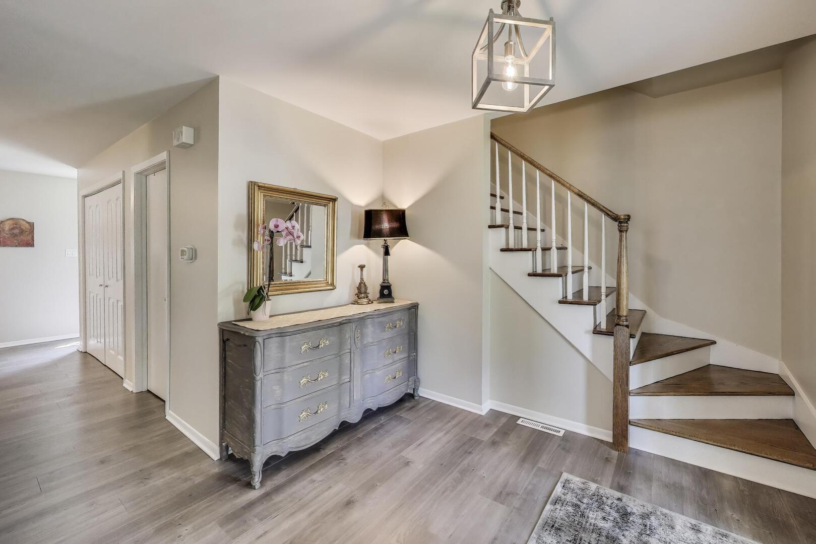1021 Tamarack Drive, Darien, IL 60561