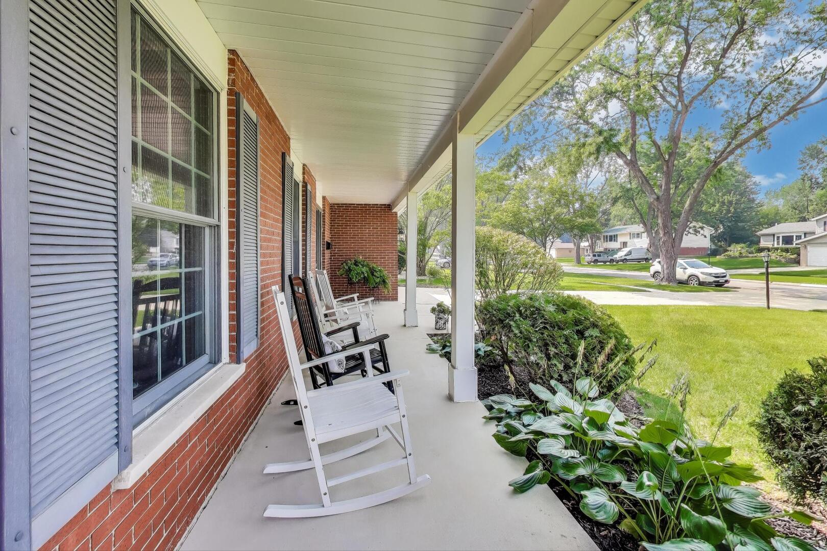 1021 Tamarack Drive, Darien, IL 60561