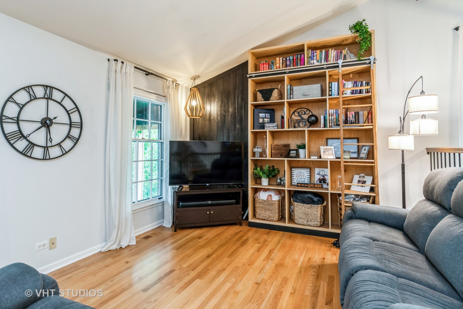 1581 Chippewa Drive, Naperville, IL 60563
