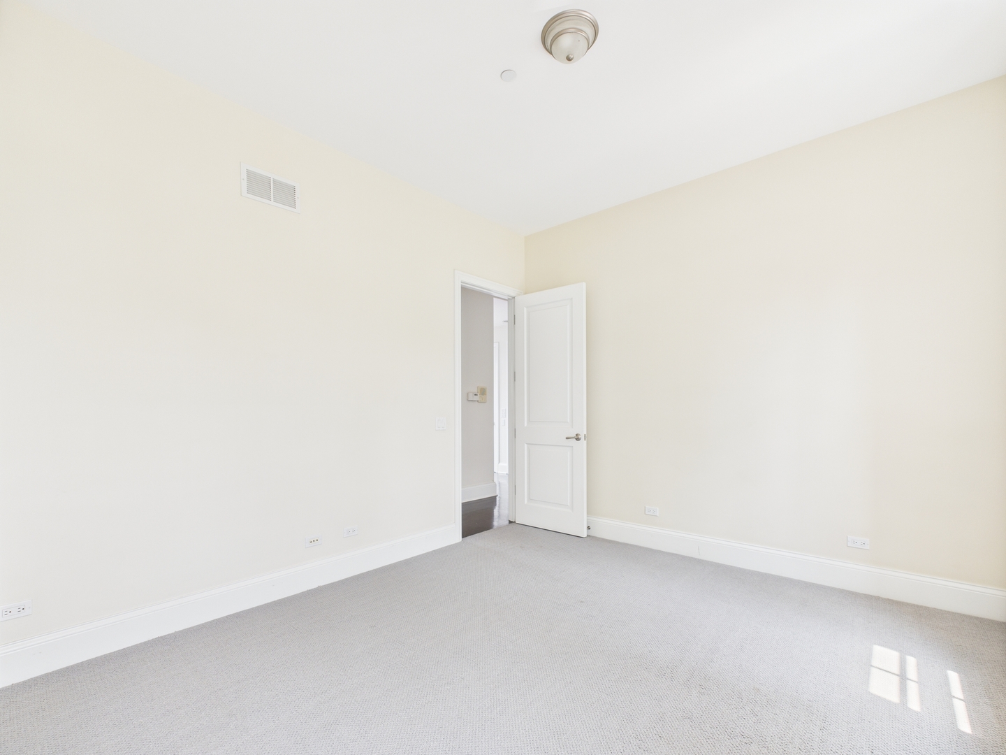 1242 W Dickens Avenue, Chicago, IL 60614