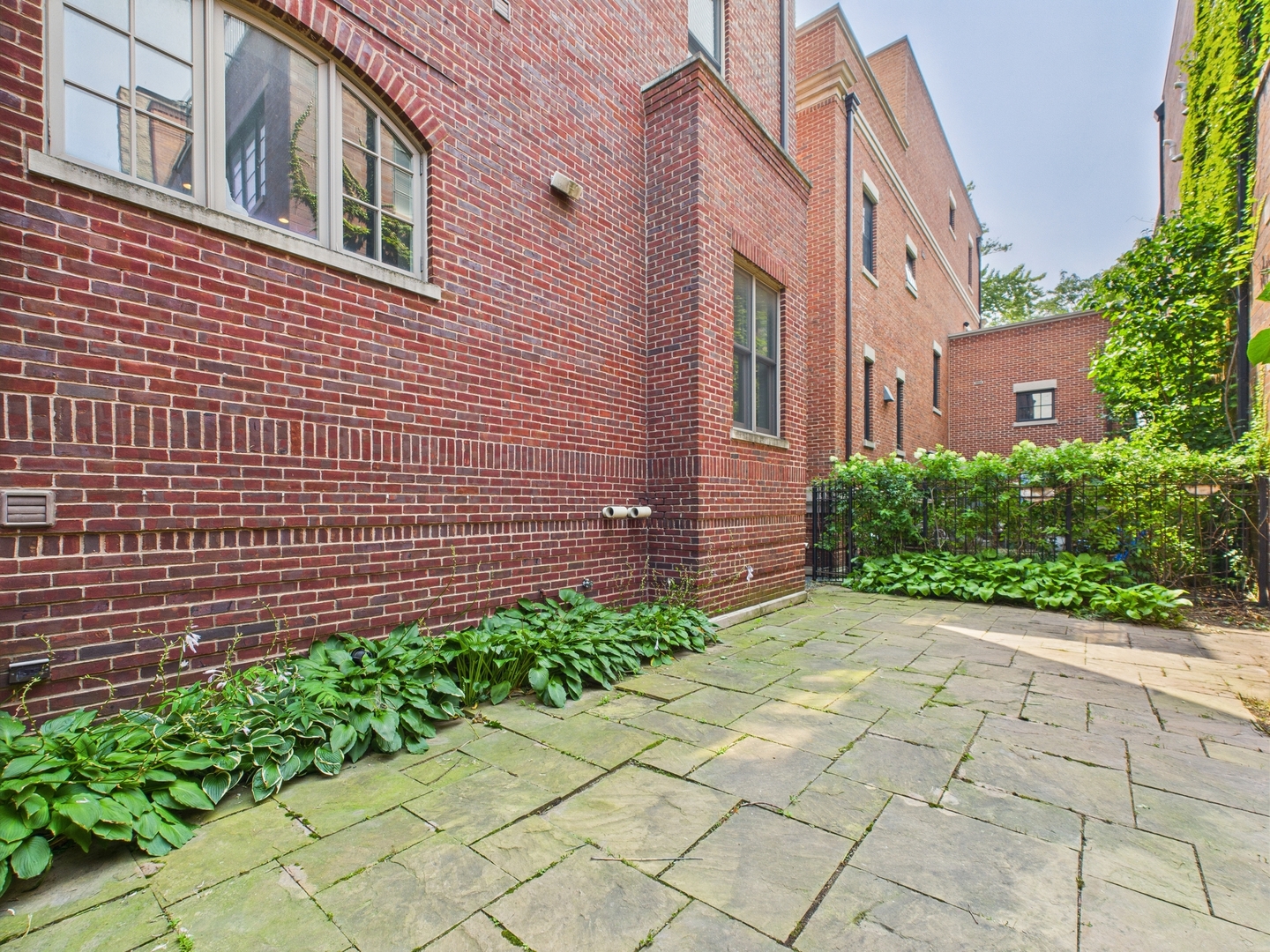 1242 W Dickens Avenue, Chicago, IL 60614