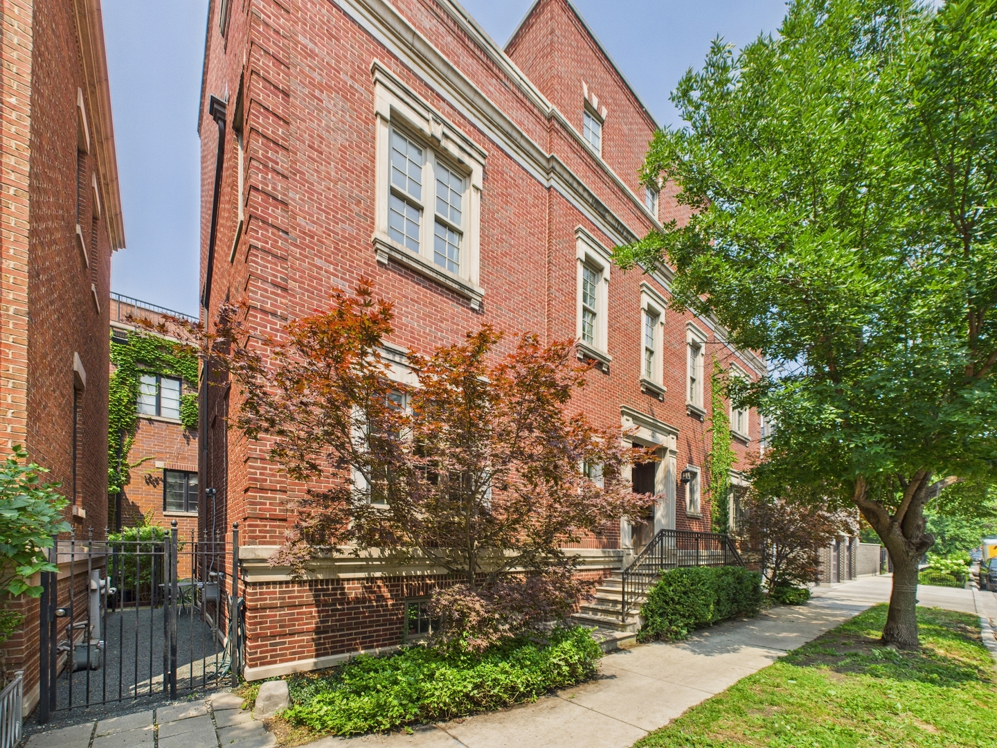 1242 W Dickens Avenue, Chicago, IL 60614