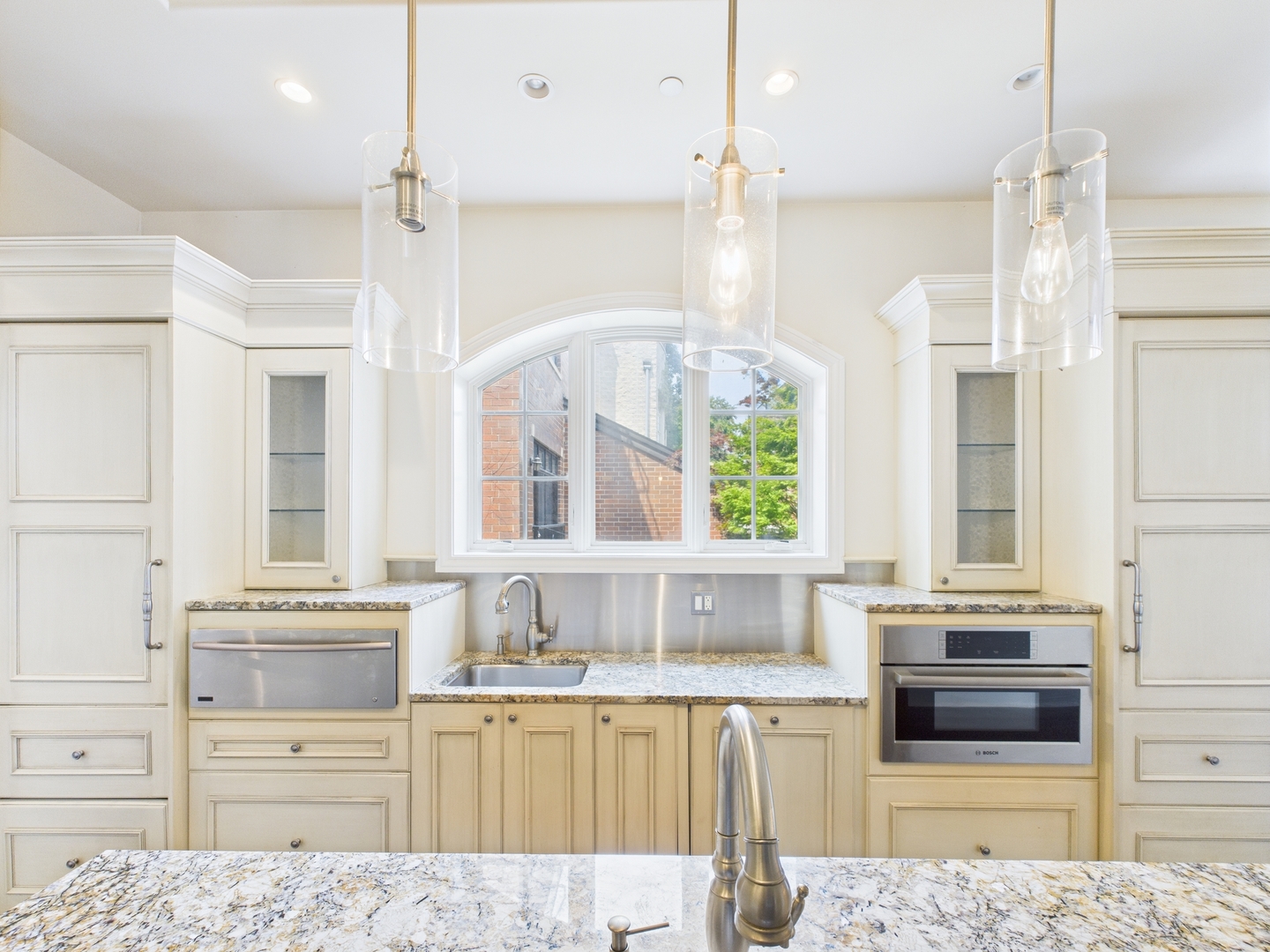 1242 W Dickens Avenue, Chicago, IL 60614